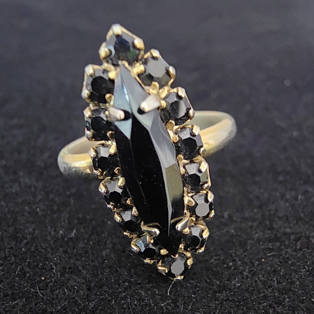 SE11 Elegant Black and Gold Adjustable Costume Ring
